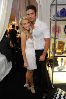 Julianne Hough feet photo thumbnail