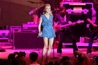 Julianne Hough feet photo thumbnail