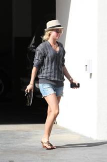 Julianne Hough feet photo thumbnail