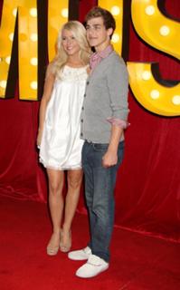 Julianne Hough feet photo thumbnail