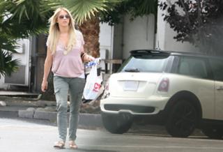 Julianne Hough feet photo thumbnail