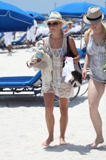 Julianne Hough feet photo thumbnail