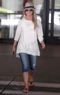 Julianne Hough feet photo thumbnail