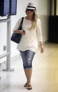 Julianne Hough feet photo thumbnail