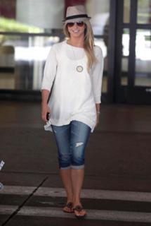 Julianne Hough feet photo thumbnail