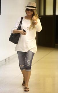 Julianne Hough feet photo thumbnail