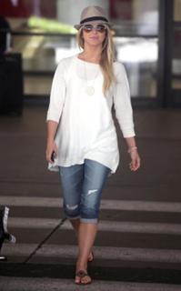 Julianne Hough feet photo thumbnail