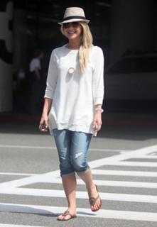 Julianne Hough feet photo thumbnail