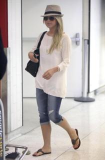 Julianne Hough feet photo thumbnail