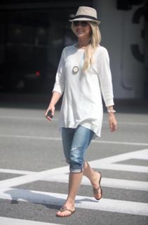 Julianne Hough feet photo thumbnail