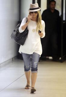 Julianne Hough feet photo thumbnail