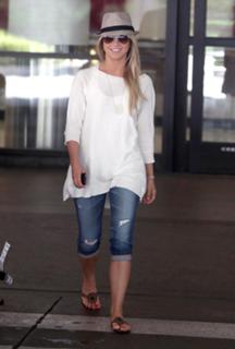 Julianne Hough feet photo thumbnail