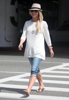 Julianne Hough feet photo thumbnail
