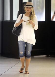 Julianne Hough feet photo thumbnail