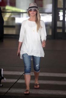 Julianne Hough feet photo thumbnail