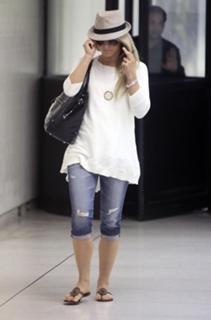 Julianne Hough feet photo thumbnail