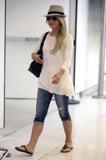 Julianne Hough feet photo thumbnail