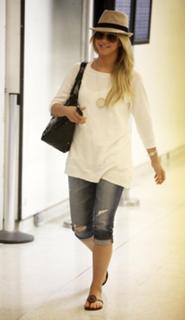 Julianne Hough feet photo thumbnail