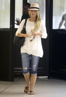 Julianne Hough feet photo thumbnail