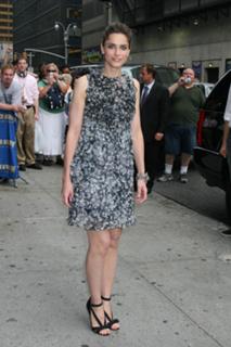 Amanda Peet feet photo thumbnail