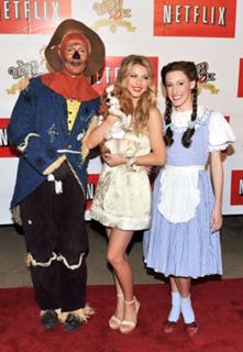Julianne Hough feet photo thumbnail