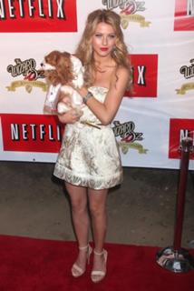 Julianne Hough feet photo thumbnail