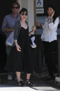 Amanda Peet feet photo thumbnail