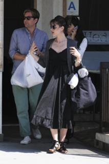 Amanda Peet feet photo thumbnail