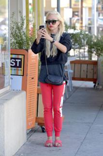 Amanda Bynes feet photo thumbnail