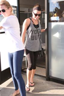 Lea Michele feet photo thumbnail
