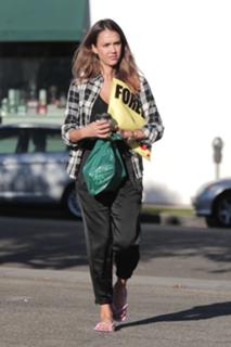 Jessica Alba feet photo thumbnail