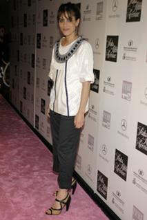 Amanda Peet feet photo thumbnail
