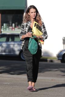 Jessica Alba feet photo thumbnail
