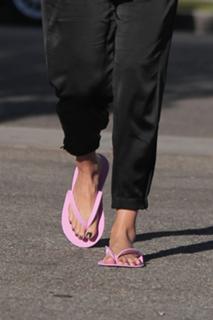 Jessica Alba feet photo thumbnail