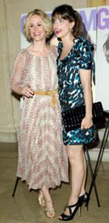 Amanda Peet feet photo thumbnail