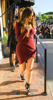 Khloé Kardashian feet photo thumbnail