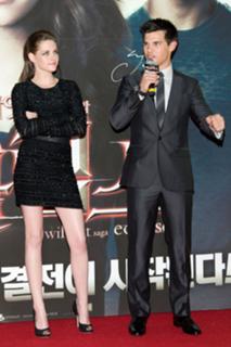 Kristen Stewart feet photo thumbnail