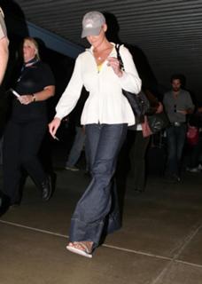 Katherine Heigl feet photo thumbnail