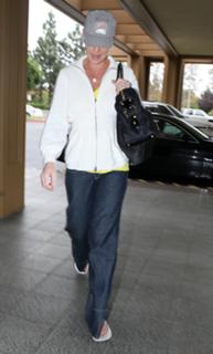 Katherine Heigl feet photo thumbnail