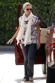 Katherine Heigl feet photo thumbnail