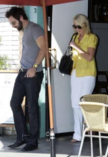 Katherine Heigl feet photo thumbnail