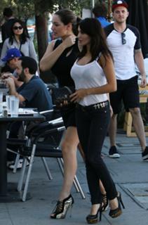Kelly Brook feet photo thumbnail