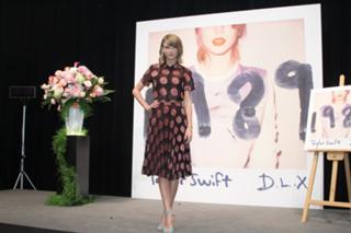 Taylor Swift feet photo thumbnail