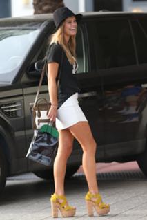 Nina Agdal feet photo thumbnail