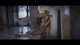 Taylor Swift feet photo thumbnail