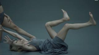 Taylor Swift feet photo thumbnail