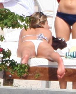 Jennifer Aniston feet photo thumbnail