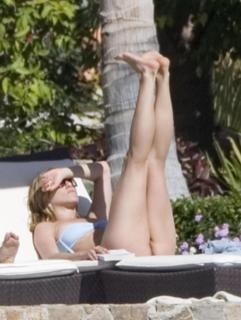 Jennifer Aniston feet photo thumbnail
