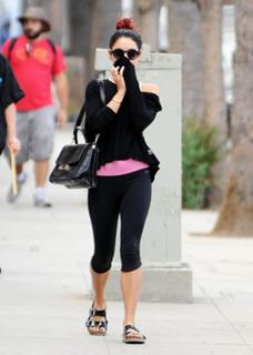 Vanessa Hudgens feet photo thumbnail
