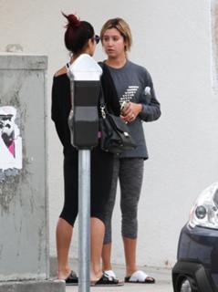 Vanessa Hudgens feet photo thumbnail